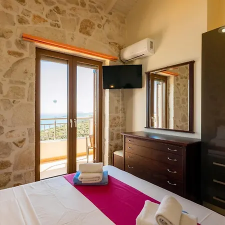 Orient Deluxe Villa Volímai