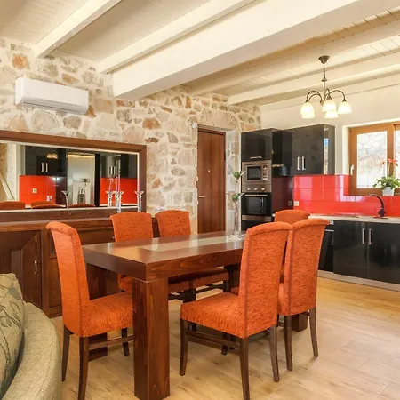 Villa Orient Deluxe Volimes